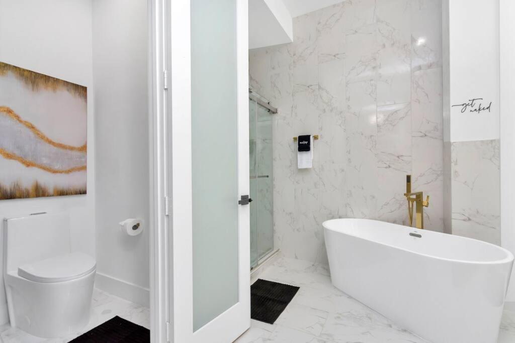 The Suite Spot! Downtown Skyline Views! Sleeps 12 Houston Exterior photo